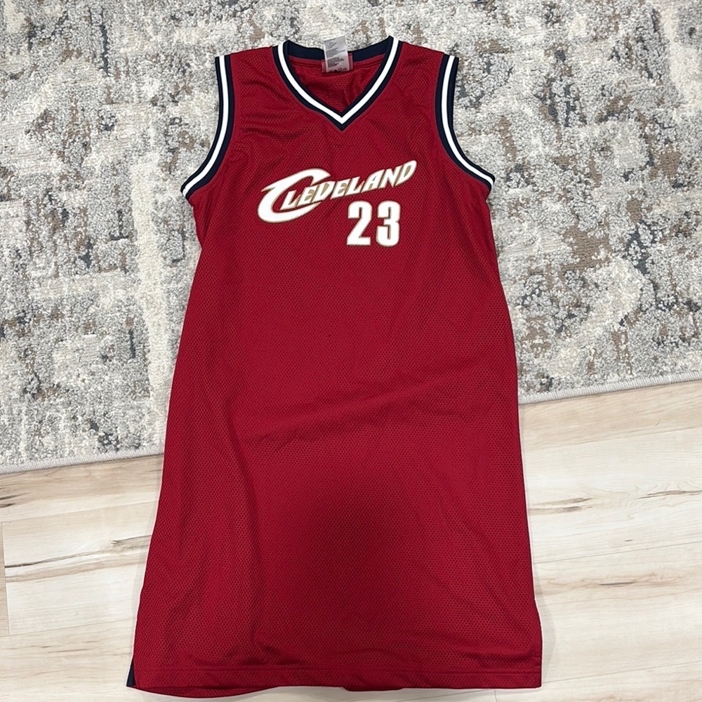 Vintage NBA Lebron James Woman’s Cleveland Cavs Jersey